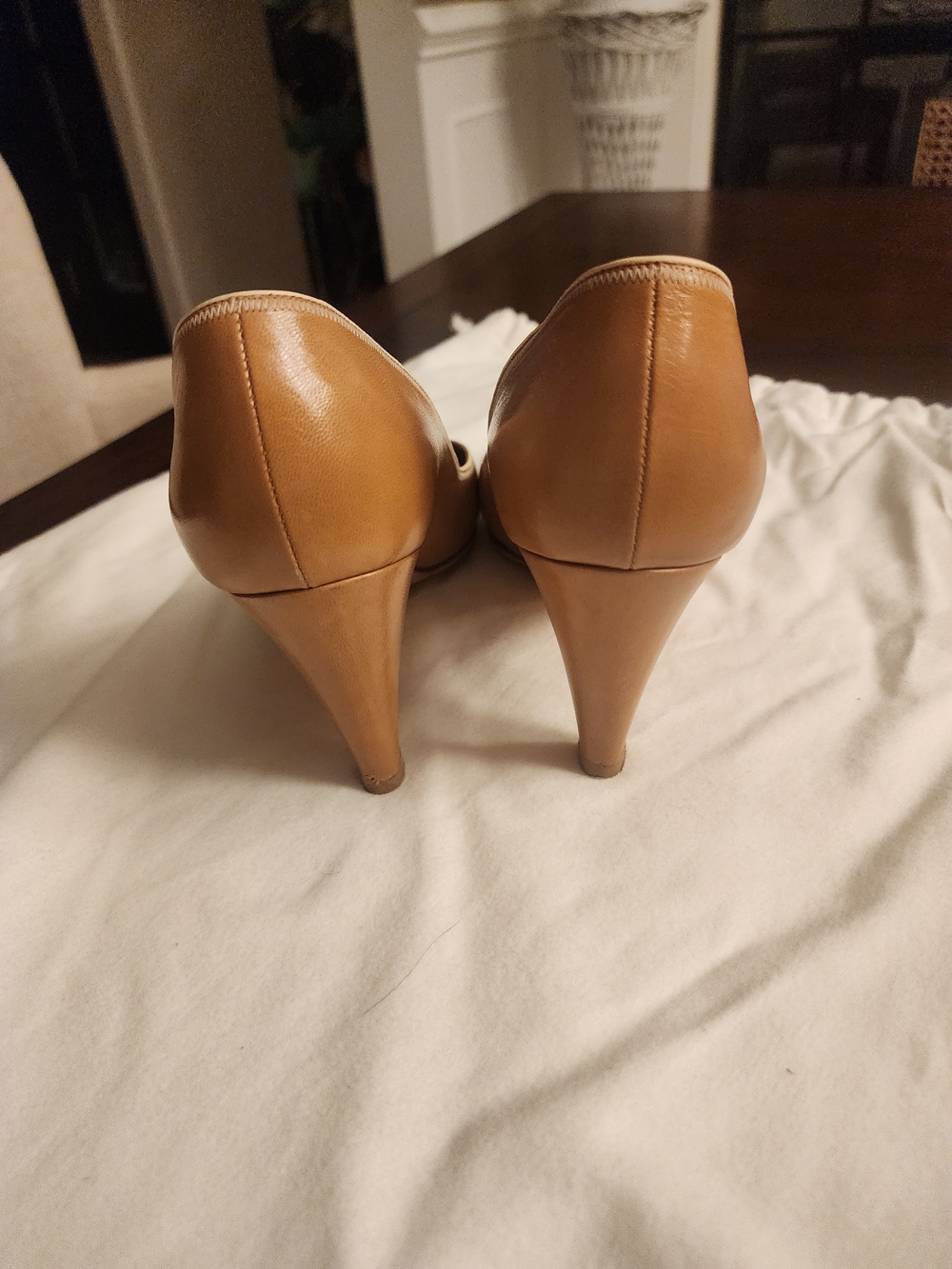 Chanel Vintage Camel Leather Cap Toe Pumps White Piping CC Logo - Picture 3 of 5